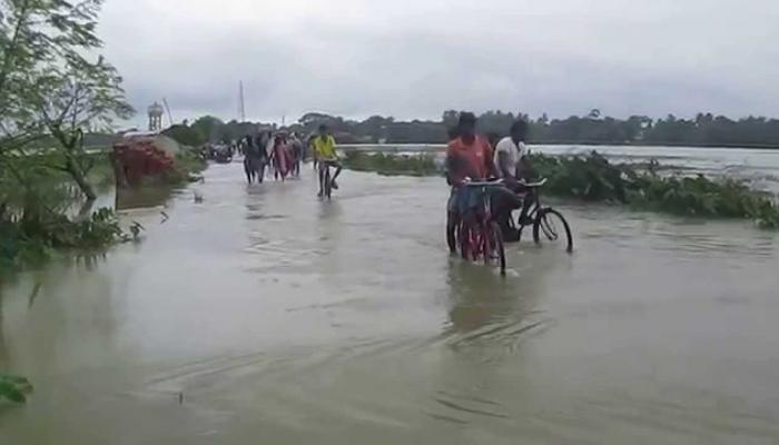 রূপনারায়ণের বাঁধ ভেঙে ভাসছে হুগলি, হাসপাতালে পৌঁছতে ভরসা নৌকা