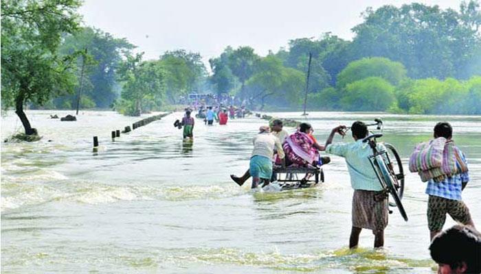 পুড়শুড়া শ্রীরামপুরের সবহারা মানুষগুলি প্রাণ হাতে আশ্রয় নিয়েছেন বাঁধের উপর