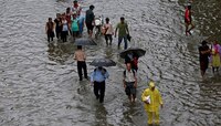 লাগাতার ভারী বর্ষণে বিপর্যস্ত উত্তরবঙ্গ, দক্ষিণবঙ্গে বিক্ষিপ্ত মাঝারি বৃষ্টির পূর্বাভাস