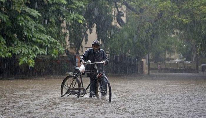 টানা বৃষ্টিতে বিপর্যস্ত জলপাইগুড়ি