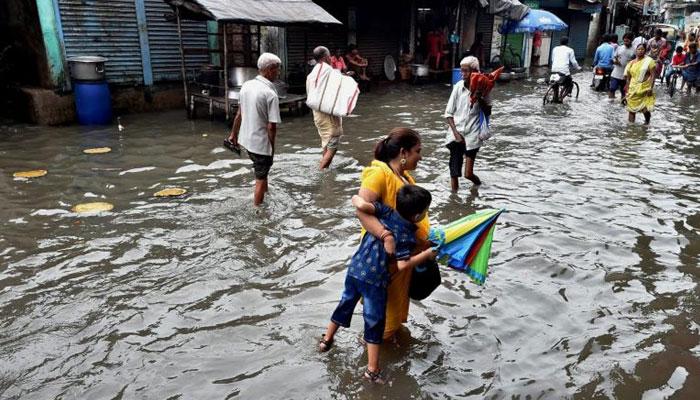 রায়গঞ্জের প্রায় সবকটি ওয়ার্ড জল থই থই