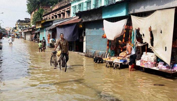 বালুরঘাট শহরেরও সবকটি ওয়ার্ডেই জল জমেছে
