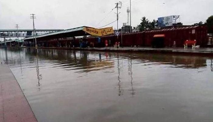 স্টেশন বলে না দিলে বোঝার উপায় নেই, কিষাণগঞ্জ যেন নদী