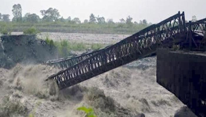 জলের তোড়ে ভেসে গেল কিষাণগঞ্জের কাছে সুধানি ব্রিজ