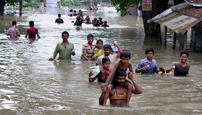 নৌকাই এখন অ্যাম্বুলেন্স, হাসপাতালে সন্তান কোলে জলবন্দি মায়েরা 