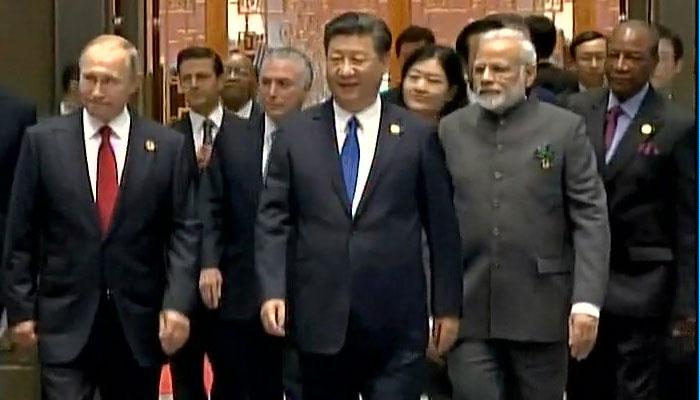ডোকলাম দ্বৈরথের পর BRICS সম্মেলনে এই প্রথম বৈঠকে মোদী-জিংপিং, নজর গোটা বিশ্বের