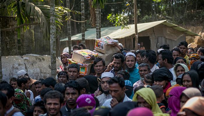 রাস্তায় রোহিঙ্গারা, রোদ-ঝড়-জলেই কাটছে দিন