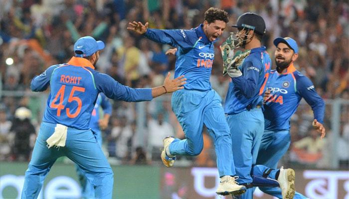 জানেন, কূলদীপকে কোথায় বল করতে বলেছিলেন ধোনি?