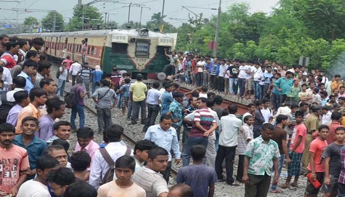 লাউডস্পিকার খারাপ, শোনা যাচ্ছে না ঘোষণা, যাত্রী বিক্ষোভ বেলঘড়িয়া স্টেশনে