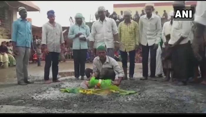 কুসংস্কারের থাবায় শৈশব! মানত রক্ষায় শিশুকে শুইয়ে রাখা হল তপ্ত পোড়া কয়লায়