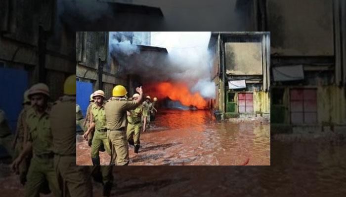 আগুন এখনও নেভেনি, তারাতলার রাসায়নিক গুদামের মালিকের বিরুদ্ধে এফআইআর