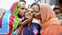 জেলেই জন্ম, ১১ বছর বয়সে প্রথম দেশের মাটিতে পা রেখে আবেগতাড়িত পাক কিশোরী