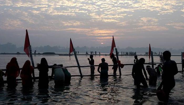 কার্তিক পূর্ণিমার পবিত্র গঙ্গাস্নানে জমজমাট হরিদ্বার, বারাণসী, ভুবনেশ্বর