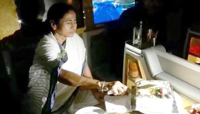 মাঝ আকাশে কেক কাটলেন বিলেতযাত্রী মমতা