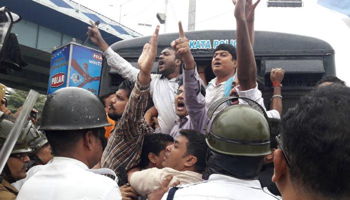 বিশ্ব বাংলার গোলক ভাঙতে গিয়ে পুলিসের সঙ্গে খণ্ডযুদ্ধ বিজেপির 