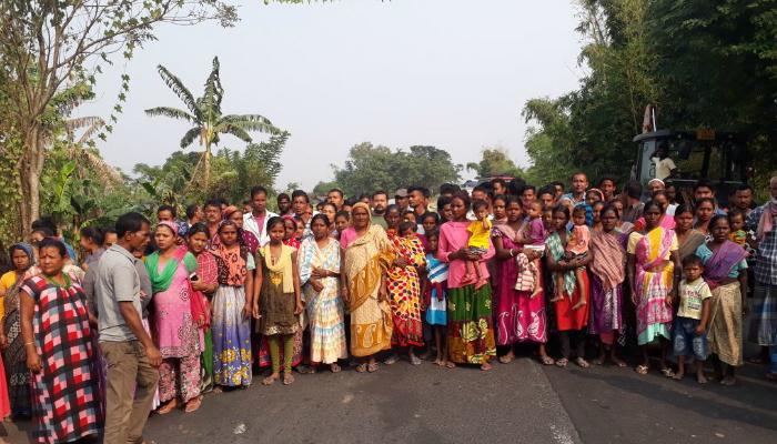 ওদলাবাড়িতে বিক্ষোভ, জাতীয় সড়ক অবরোধ গ্রামবাসীদের