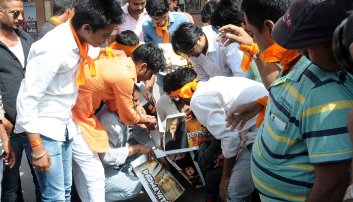 'পদ্মাবতী' বিতর্কে ভোলবদল করণি সেনার, চূড়ান্ত সিদ্ধান্ত নেবে মেবার রাজপরিবার 