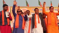 দুই 'রাজনৈতিক উদ্বাস্তু'র মিলনের সাক্ষী রইল উলুবেড়িয়ায় বিজেপির মঞ্চ