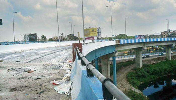 উল্টোডাঙা ব্রিজের কাছে লরির ধাক্কায় ভাঙল হাইটবার