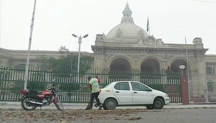 যোগীর বাড়ি লক্ষ্য করে আলু ছুড়ে বিক্ষোভ কৃষকদের