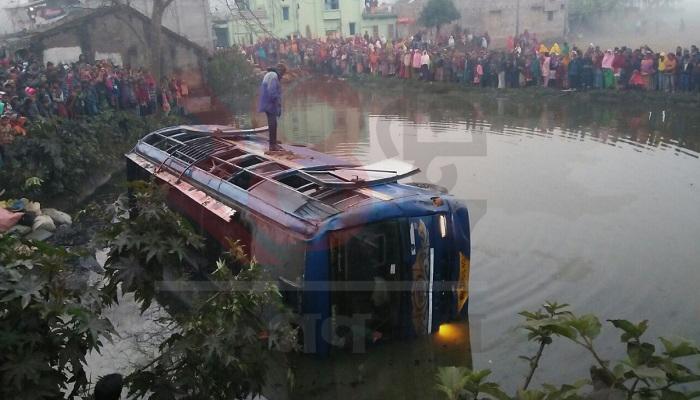 নয়ানজুলিতে উল্টে গেল বাস, মৃত ৮