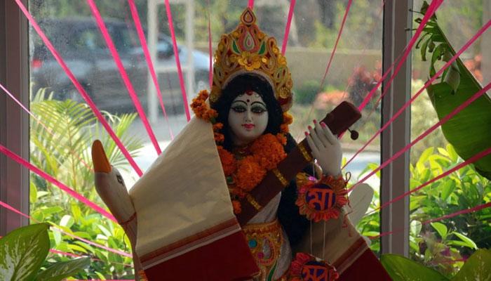 আজ সরস্বতী পুজো, শীতের হাল্কা আমেজে বাগদেবীর আরাধনায় মেতেছে বাঙালি