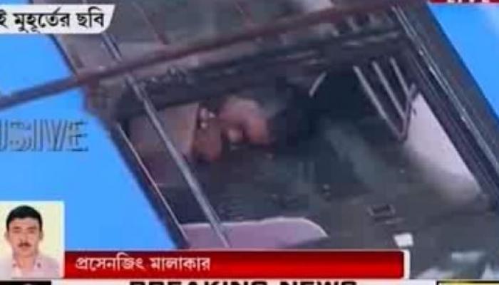 বাসের জানলায় মাথা রেখে ঘুমিয়েছিলেন, আর চোখ খোলা হল না!