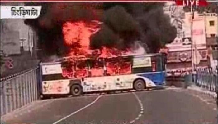 বাসের রেষারেষিতে মৃত ২; আগুন, ভাঙচুর, ইটবৃষ্টি, রণক্ষেত্র চিংড়িঘাটা