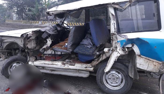 ট্রাক্টরের পিছনে পুলিসের গাড়ির ধাক্কা, মৃত ১, গুরুতর জখম ৫