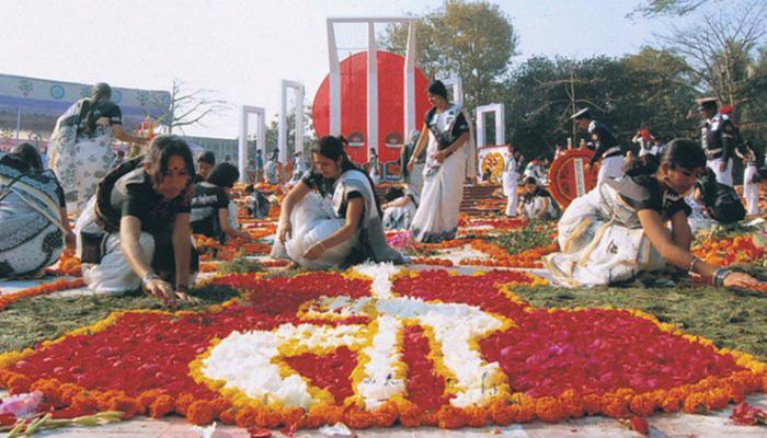 একুশের সকালে বাঁধভাঙা আবেগ সীমান্তের দু'পারে