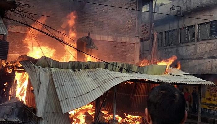 আগুনে ছাই আস্ত কাপড়ের দোকান, ক্ষতি ৩০ লাখ