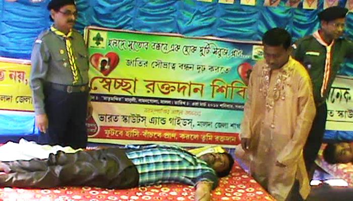 ছাদনাতলায় রক্তদান শিবির, নজর কাড়লেন মালদার শিক্ষক