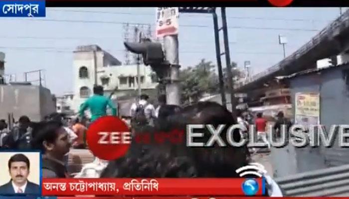 ভুল ঘোষণার জের, সোদপুর স্টেশনে যাত্রী বিক্ষোভ