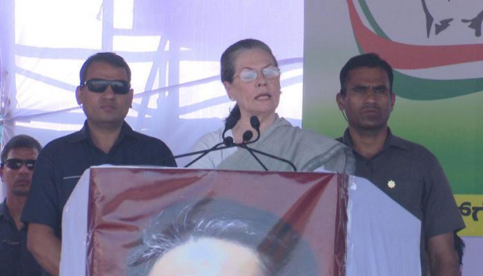 দু'বছর পর নির্বাচনী প্রচারে সোনিয়া, বেনজির আক্রমণ মোদীকে