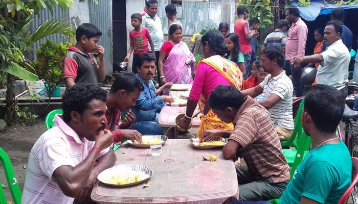 সম্প্রীতির মালবাজার, এক আসনে বসে খেলেন তৃণমূল-বিজেপি-সিপিএম ভোটাররা