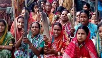 বঁটি হাতে বুথ পাহারায় গ্রামের 'রণংদেহী' নারীশক্তি, দেখুন ভিডিও