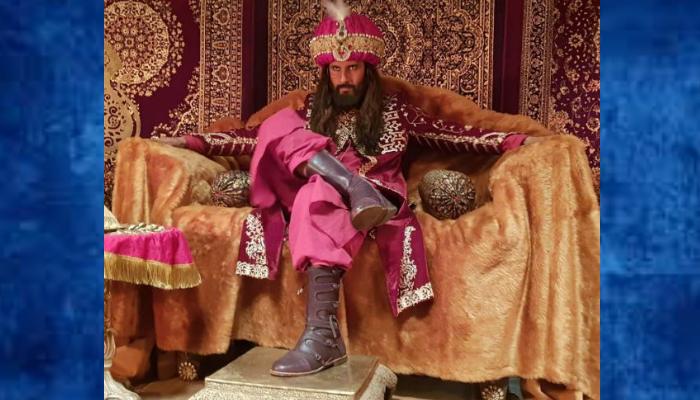 নকল 'রণবীর'! চিনতে পারবেন না আপনিও...