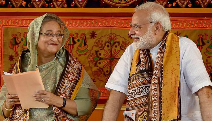 বিশ্বভারতীতে মোদীর নিরাপত্তায় ব্যাঘাত, ছবি উপহার দিলেন এক ব্যক্তি বিশ্বভারতীতে মোদীর নিরাপত্তায় ব্যাঘাত, ছবি উপহার দিলেন এক ব্যক্তি