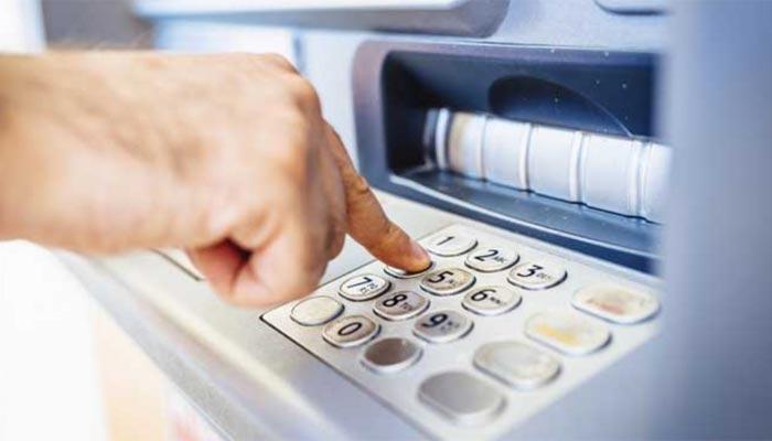 স্বামী-কে কার্ড দিয়ে টাকা তুলতে পাঠান ATM-এ? গড়বড় হলে কিন্তু মার যাবে টাকা