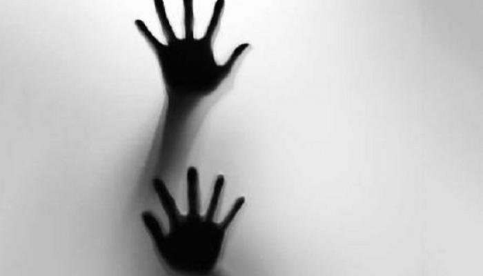 মোবাইলে 'প্রস্তাব', ফাঁকা ক্লাসে ছাত্রীর সঙ্গে 'ঘনিষ্ঠ' হওয়ার চেষ্টা গানের শিক্ষকের