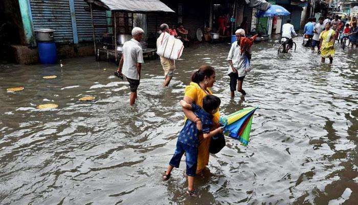 রাতভর বৃষ্টিতে নাকাল শহর! একাধিক রাস্তায় কোমর সমান জল, বিপত্তি মেট্রো স্টেশনও