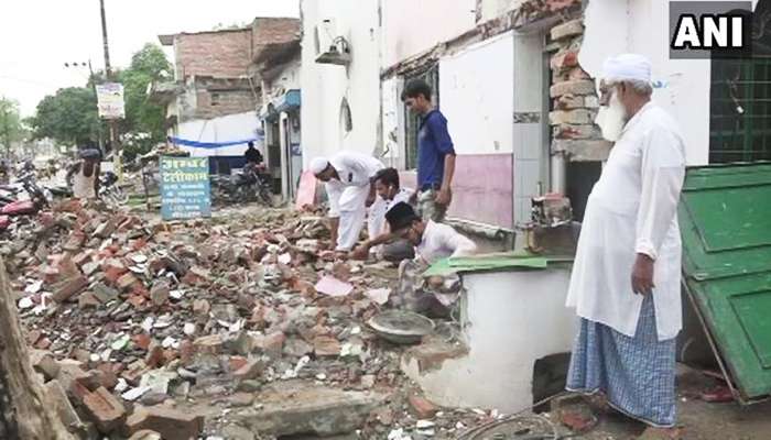 কুম্ভমেলা উপলক্ষে রাস্তা চওড়া করতে একাধিক মসজিদের অংশ ভাঙলেন মুসলিমরা  