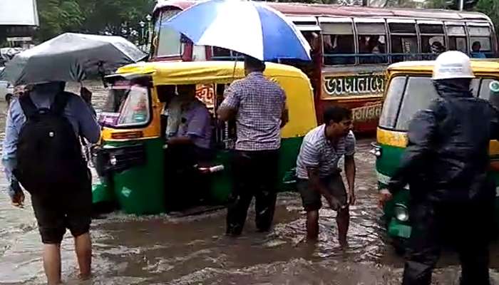 রাতভর বৃষ্টিতে থইথই কলকাতা-সহ দক্ষিণবঙ্গ, নাকাল অফিসযাত্রীরা