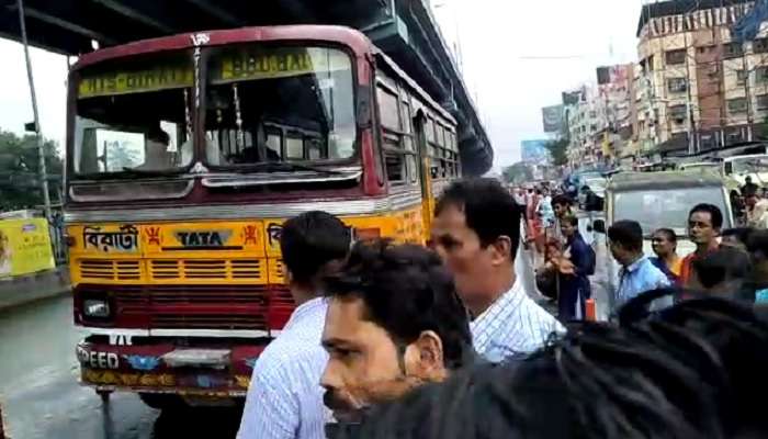 বাগুইআটিতে বাসে-বাসে রেষারেষি, বড়সড় দুর্ঘটনা থেকে অল্পের জন্য রক্ষা