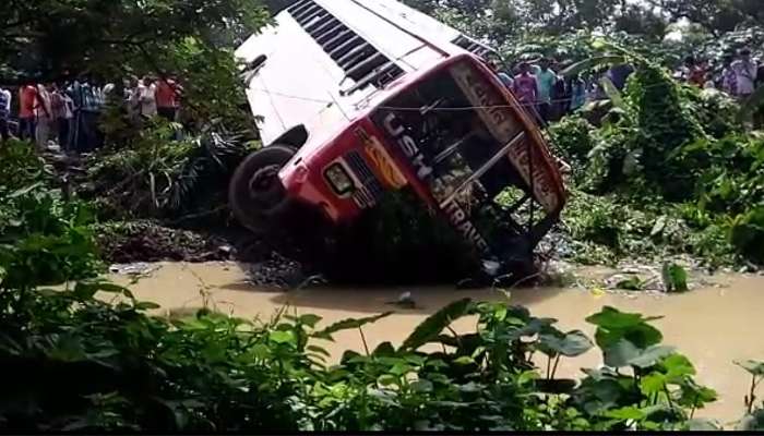 রেষারেষির জেরে উল্টে গেল বাস, আহত কমপক্ষে ৩০