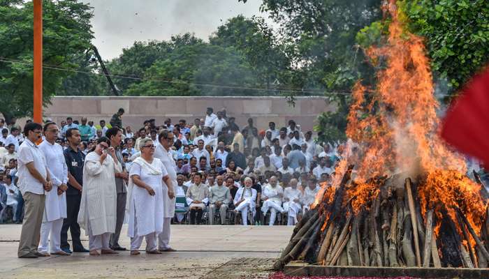 মুখাগ্নি করলেন মেয়ে নমিতা, পঞ্চভূতে বিলীন হলেন অটল বিহারী