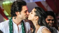গণপতি উত্সবে সানি লিওনকে কোলে তুলে চুমু খেলেন ড্যানিয়েল! 