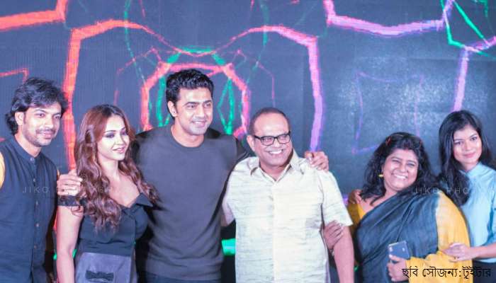 প্রকাশ্যে দেবের 'হইচই আনলিমিটেড'এর টাইটেল ট্র্যাক 'হবে রে হইচই'