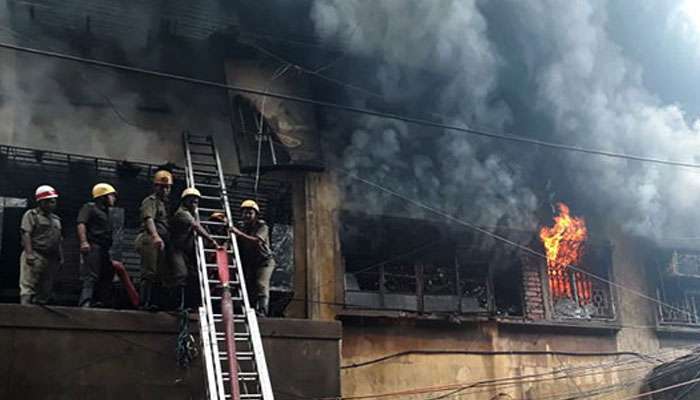 তীব্রতা কমলেও এখনও জ্বলছে বাগরি মার্কেট, আজ বাগরি মার্কেটে অগ্নিকাণ্ড নিয়ে নবান্নে বৈঠক 