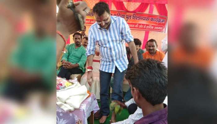 সাংসদের 'পদসেবা' করে 'চরণামৃত' পান বিজেপিকর্মীর!
